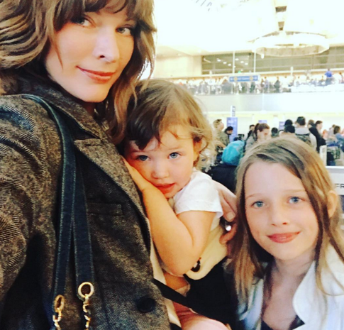 Милла Йолович показала и рассказала, что делает в Париже