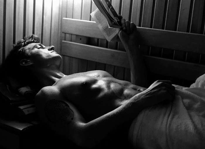 Алексей Воробьев отдыхает в сауне