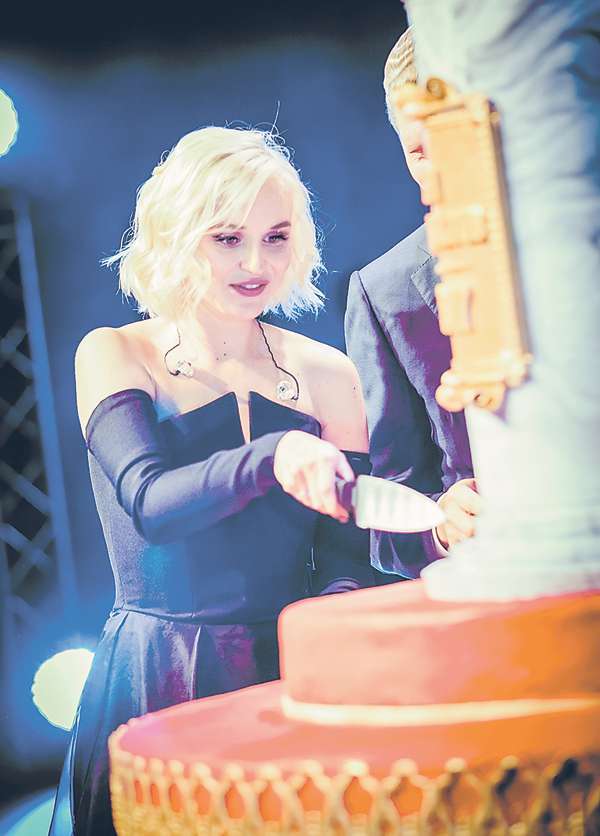 Полина Гагарина помогла разрезать огромный торт и наговорила отличникам массу комплиментов. А также рассказала, как тяжело ей давались в школе точные науки