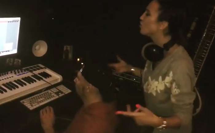 Ольга Бузова показала видео из студии звукозаписи