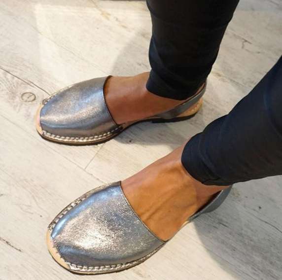 В моде и обувь с эффектом металлик