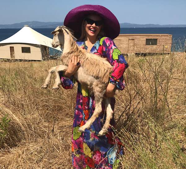 После нескольких часов хлопот, довольный и откормленный козленок вернулся в лоно семьи