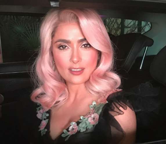 Сальма Хайек недавно удивила розовыми локонами