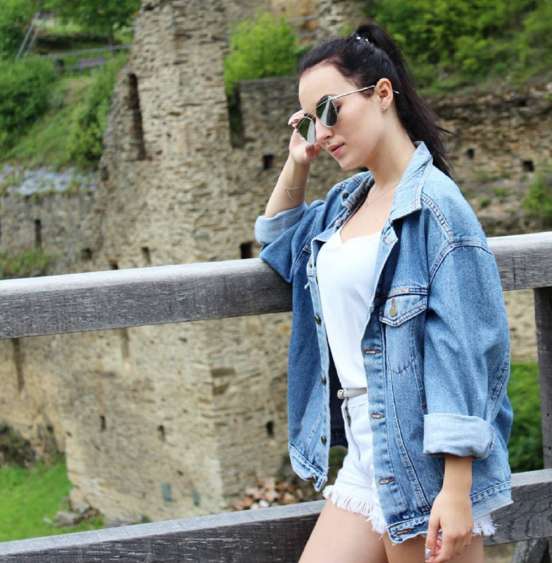 Джинсовая куртка-оверсайз никогда не будет лишней