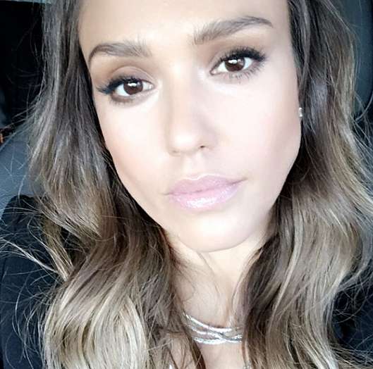 Светлые блики на волосах в моде, и Джессика Альба об этом знает