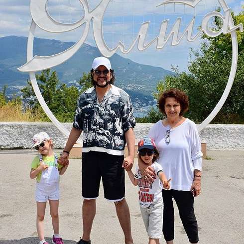 Филипп Киркоров с детьми и тетей Мари