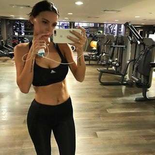 Молодая мама поражает фигурой