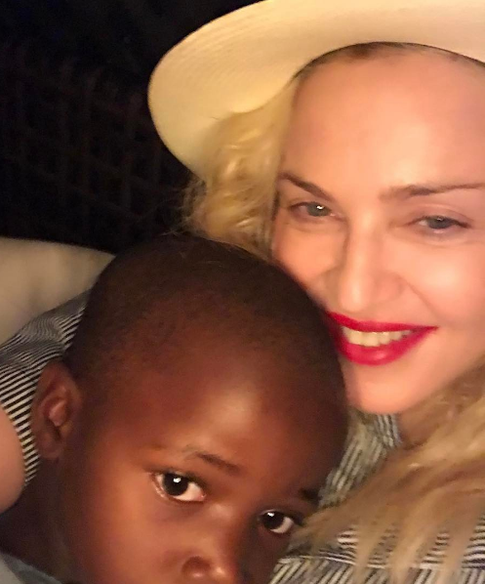 Мадонна выбрала название для детского госпиталя в Малави