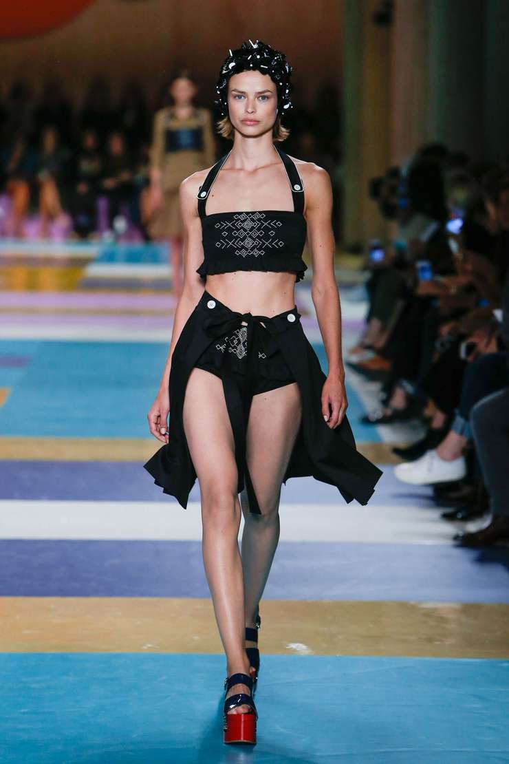 Можно дополнить купальник юбкой