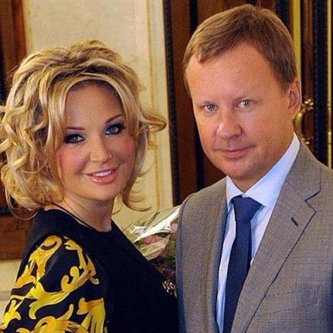 Соседи экс-супруги Вороненкова утверждают, что политик жив