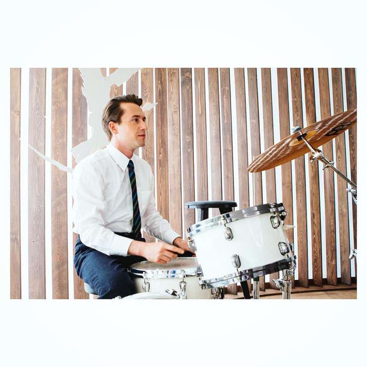 Егор Корешков больше не хочет нервировать соседей игрой на барабанах