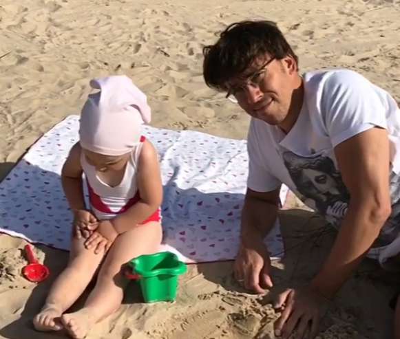 Максим Галкин отдыхает с семьей в Юрмале