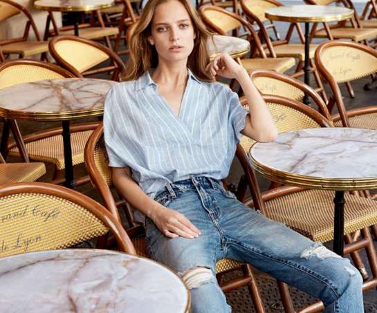 Тонкие джинсы и льняная блуза с удлиненным рукавом будут весьма уместны летом