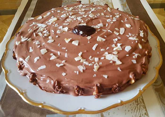 Шоколадный торт со сливами