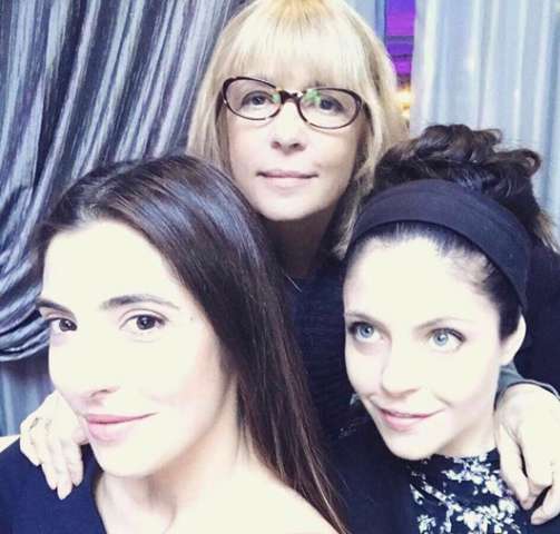 Вера Глаголева с дочерьми: Марией Нахапетовой (справа) и Анной Нахапетовой (слева)