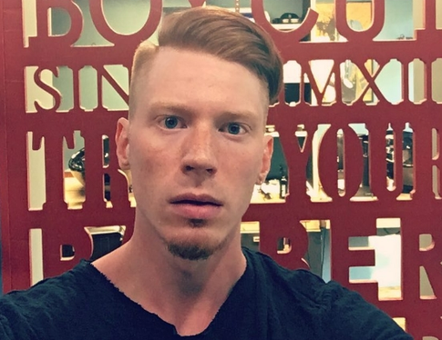 Никита Пресняков распевался при иконах