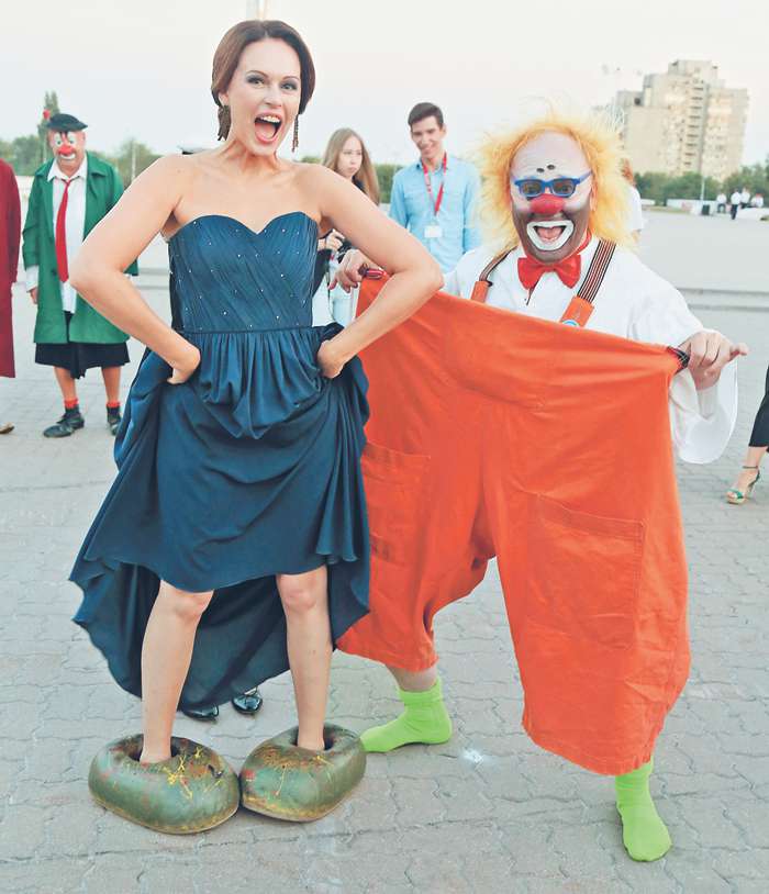 Ирина Безрукова на церемонии открытия сразу нашла общий язык с артистами шоу «Лицедеи»