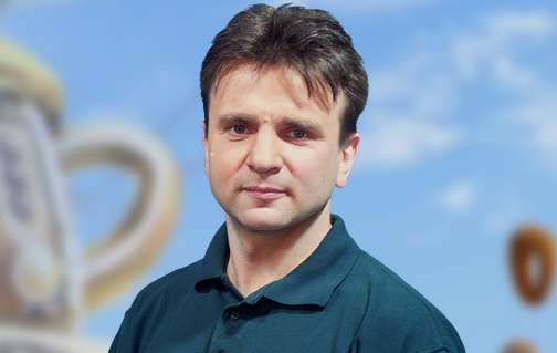 Тимур Кизяков - бессменный ведущий программы Пока все дома