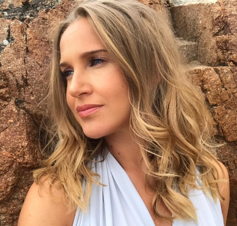 Ковальчук позирует без макияжа в студии Барселоны