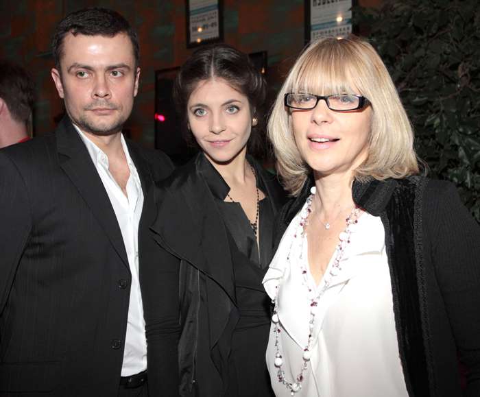 Вера Глаголева и ее дочь Анна Нахапетова с возлюбленным