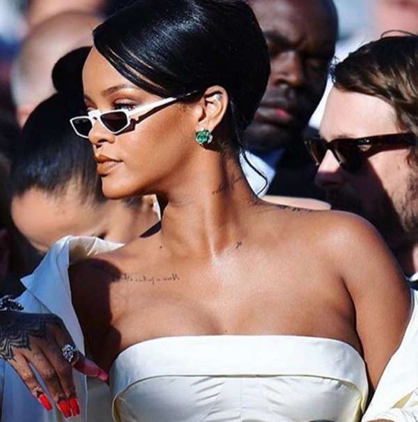 Рианна одной из первых вновь обратила внимание на коричневую помаду