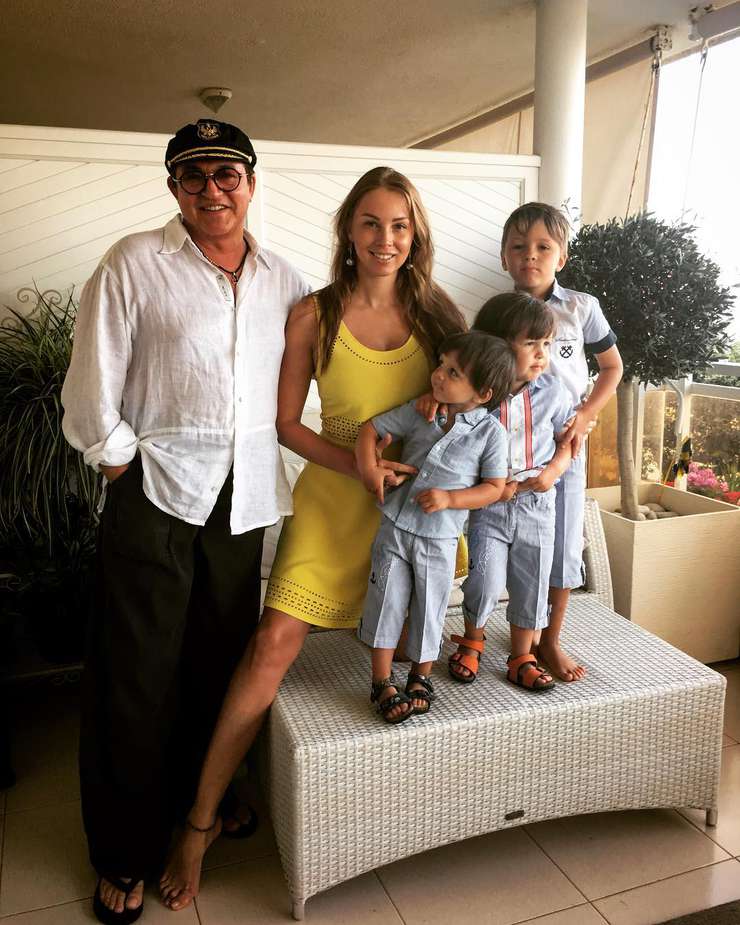 Дмитрий Дибров и Полина воспитывают троих сыновей