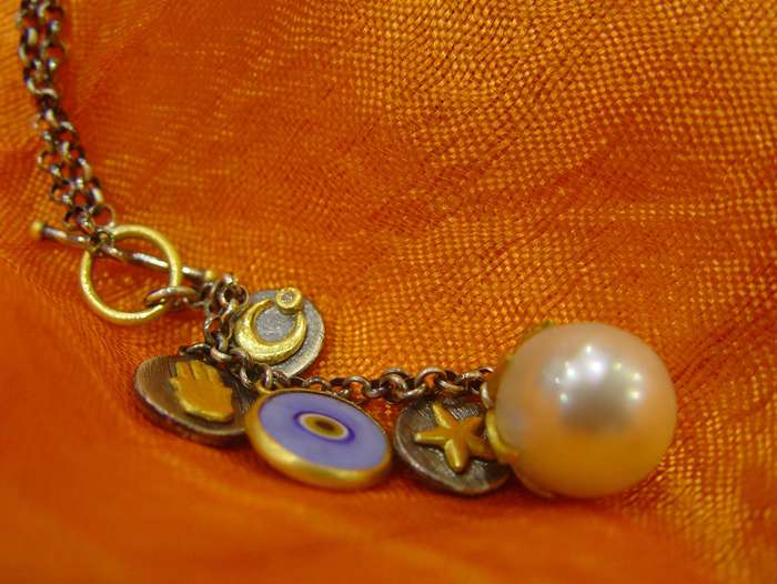 Амулетом может быть любая вещь, которую можно носить с собой Амулетом может быть любая вещь, которую можно носить с собой