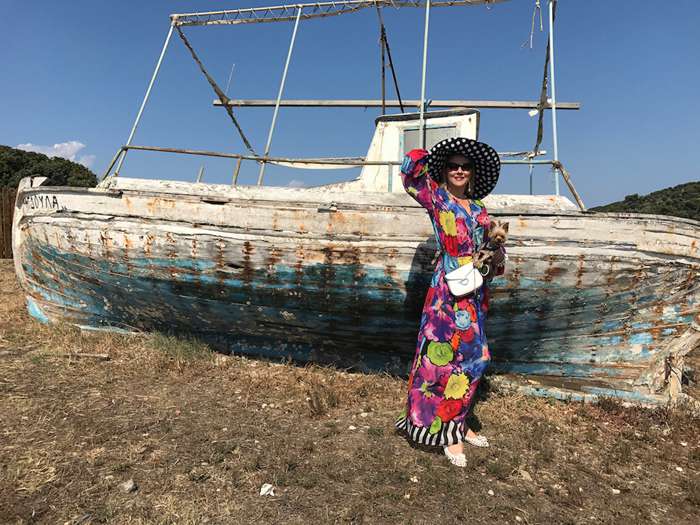 Лена Ленина купила старую рыбацкую лодку для своих шляпок