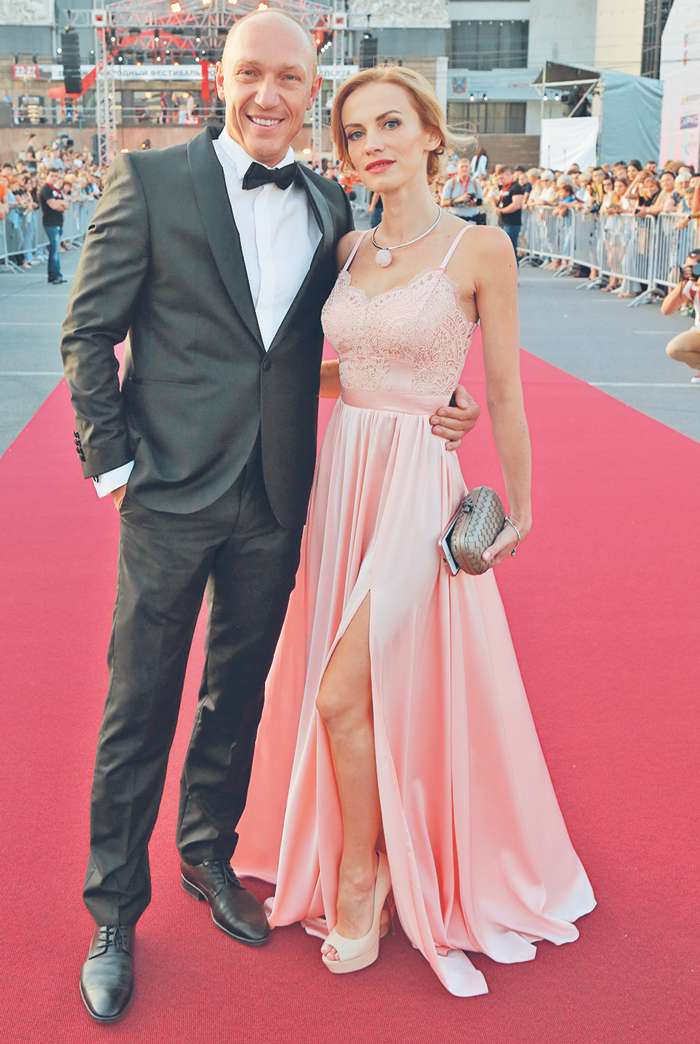 На всех фестивальных мероприятиях актера Максима Коновалова сопровождала супруга Светлана На всех фестивальных мероприятиях актера Максима Коновалова сопровождала супруга Светлана