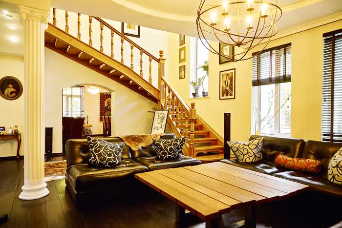 Большие окна, натуральные материалы, добротная мебель и элементы экзотики – дом оформлен в модном колониальном стиле Большие окна, натуральные материалы, добротная мебель и элементы экзотики – дом оформлен в модном колониальном стиле