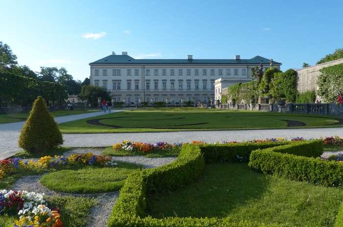 Замок Мирабель окружен живописным парком