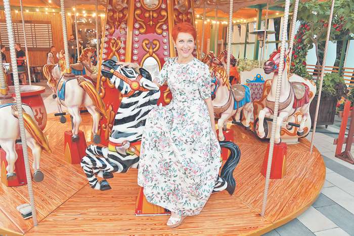 Ретро-карусели любят не только дети, но и взрослые. Актриса Оксана Сташенко с удовольствием прокатилась Ретро-карусели любят не только дети, но и взрослые. Актриса Оксана Сташенко с удовольствием прокатилась