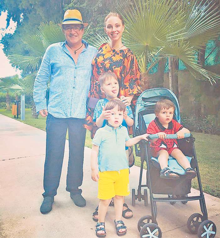 Дмитрий Дибров — отец пятерых детей. Кроме троих сыновей от Полины, у телеведущего есть старший сын Денис от первого брака и дочь Лада - от второго