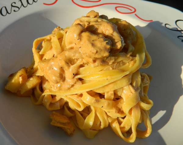 Сергей и его жена любят готовить на ужин семгу в сливках с икрой и феттучини Сергей и его жена любят готовить на ужин семгу в сливках с икрой и феттучини