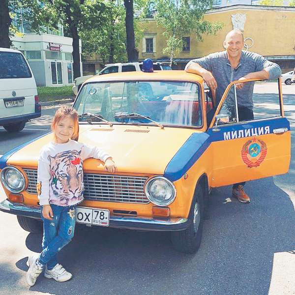 Дочь актера с удовольствием проводит время на съемочной площадке и уже успела сняться в одном из сериалов папы