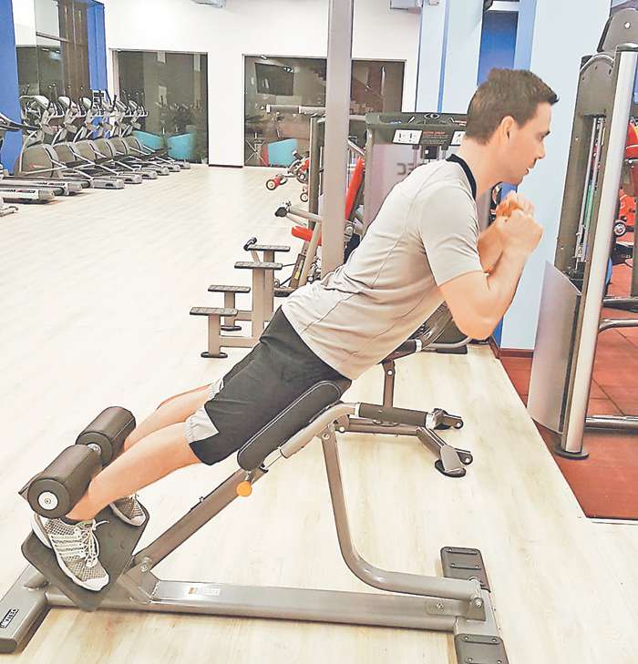 Сергей старается посещать тренажерный зал три раза в неделю. К традиционным силовым тренировкам в последнее время добавились занятия пилатесом