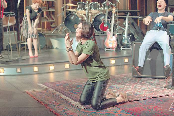 А некоторые, как Ольга Бузова, готовы блеснуть своими вокальными способностями А некоторые, как Ольга Бузова, готовы блеснуть своими вокальными способностями