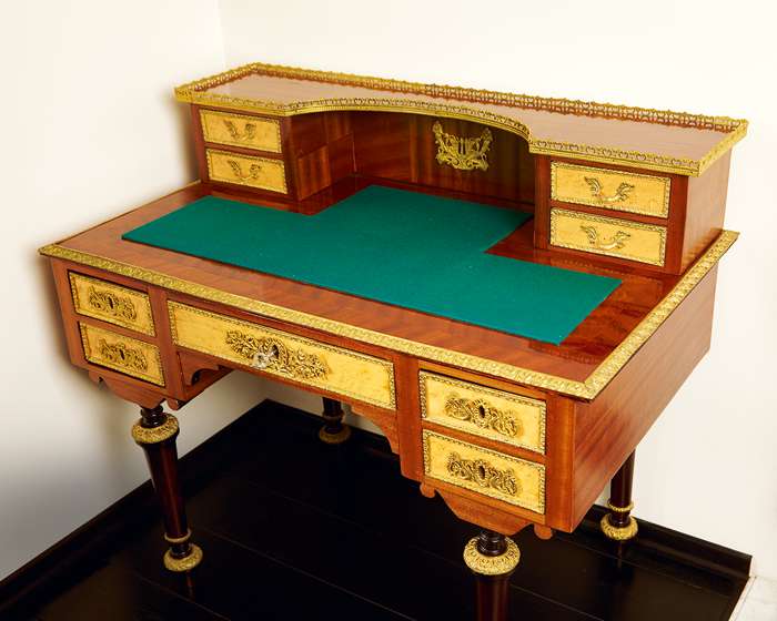 Старинный секретер, относящийся к началу XIX века, достался хозяевам в наследство Старинный секретер, относящийся к началу XIX века, достался хозяевам в наследство