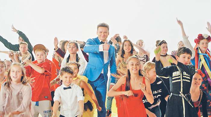 «В работе с детьми у меня нет никаких сложностей. С ребенком не нужно хитрить. Желательно быть правдивым, не заискивать перед ним»