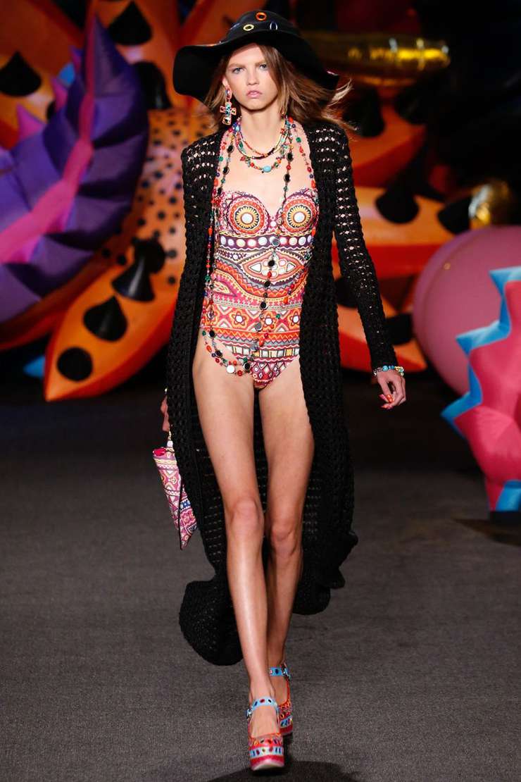 Кардиган темных оттенков прекрасно оттенит яркий купальник
