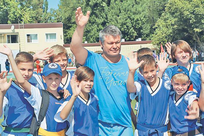 У актера Олега Тактарова в Ростове множество поклонников. В том числе и совсем юных. На фото Олег с местными начинающими футболистами У актера Олега Тактарова в Ростове множество поклонников. В том числе и совсем юных. На фото Олег с местными начинающими футболистами