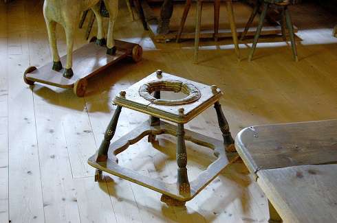 Ходунки изобрели несколько веков назад