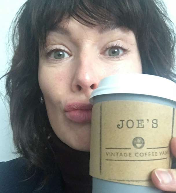 В реальной жизни у Лины Хиди темные волосы