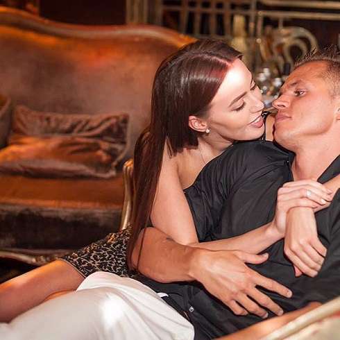 Тарасов не выглядит счастливым