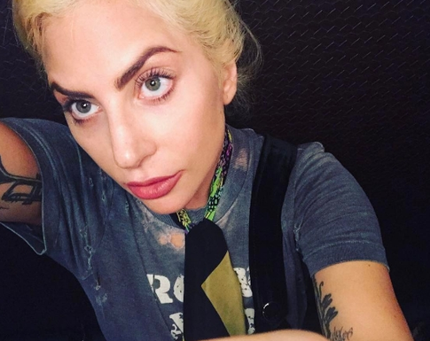 Леди Гага госпитализирована из-за сильных болей в бедре