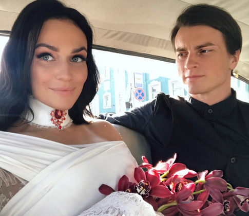 «Семейка Адамс»: Водонаева с женихом напомнили подписчикам героев ужастиков