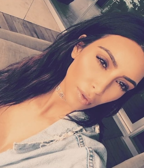 «Хищная кошка»: Ким Кардашьян позировала голой на дереве