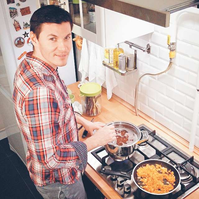 Максим Привалов любит экспериментировать на кухне