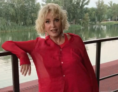 Вайкуле в облегающем наряде исполнила танец живота