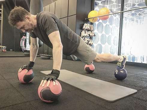 Максим проводит день рождения в спортивном зале